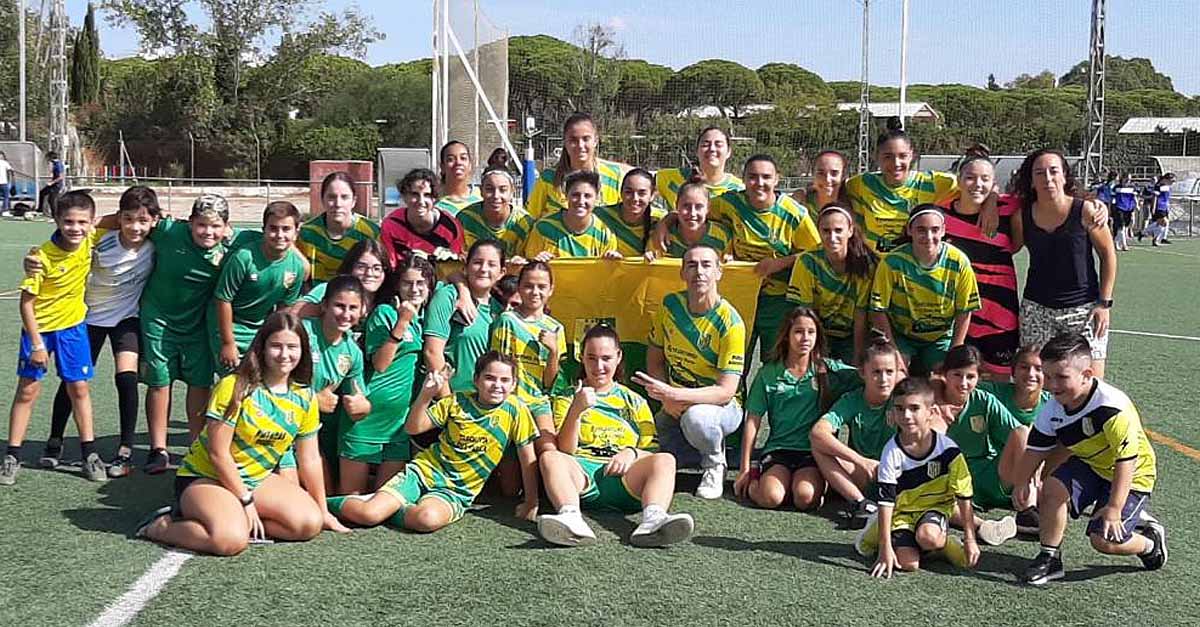Calleja realiza el saque de honor en el partido de fútbol femenino entre el CD SAFA San Luis y el CF Algeciras