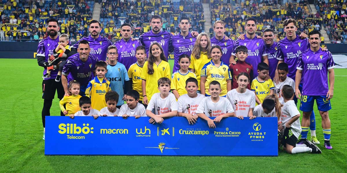 Once menores viven una jornada inolvidable como invitados de honor junto al Cádiz CF