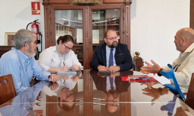 Bello aborda con la Asociación La Gaviota la implantación de mejoras en el Programa Hidrosport