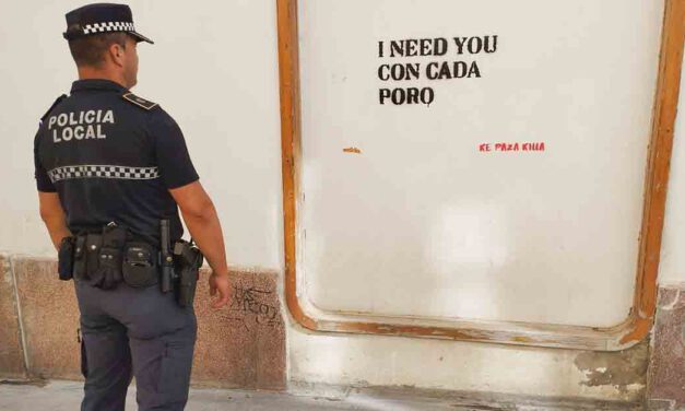 Identificada una grafitera en El Puerto que acaba reparando las pintadas realizadas