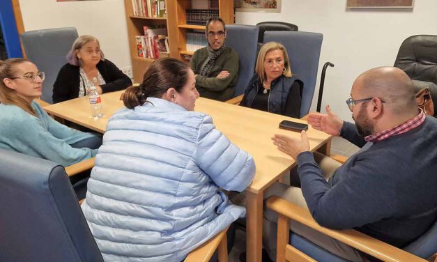 Bello y Lara explican a los trabajadores del Centro de Emergencia Social el proyecto de transformación de este edificio en una Residencia de Personas Sin Hogar