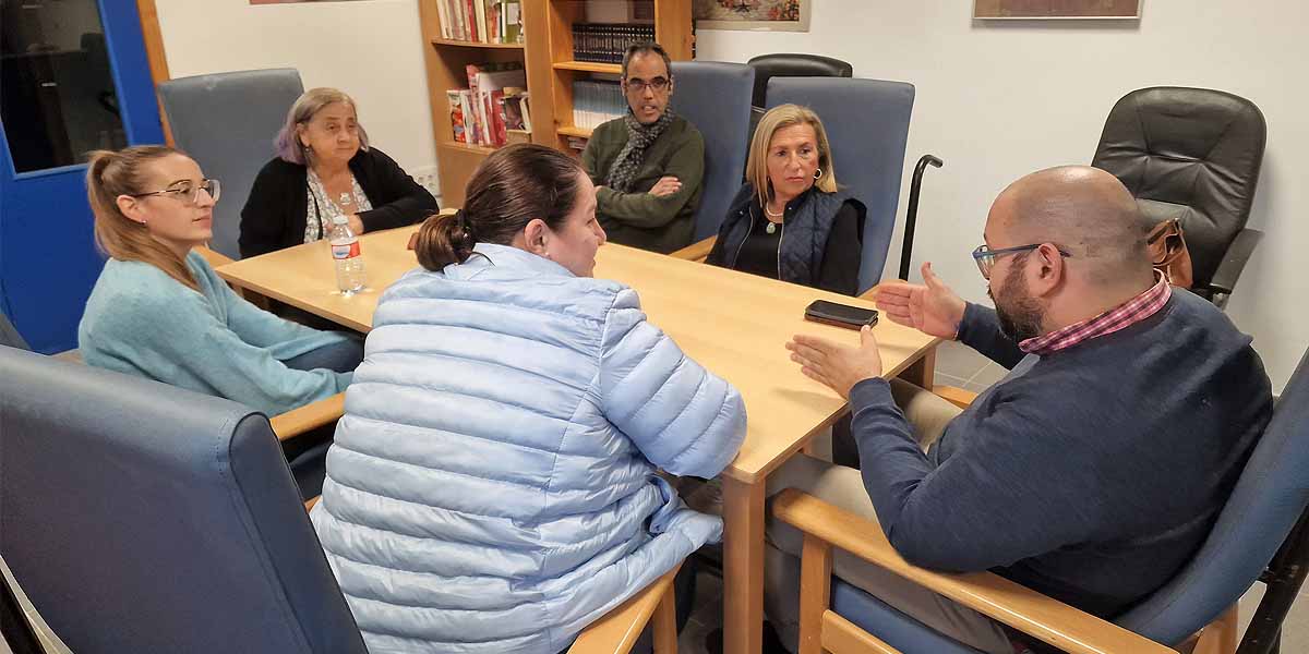 Bello y Lara explican a los trabajadores del Centro de Emergencia Social el proyecto de transformación de este edificio en una Residencia de Personas Sin Hogar