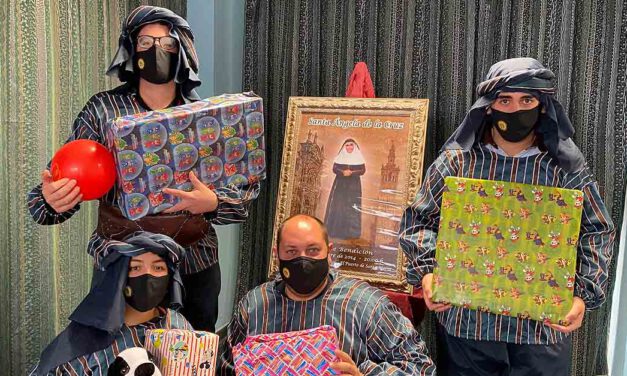 El Resucitado colabora con 'Con una sonrisa' y La Borriquita en el reparto de 300 regalos