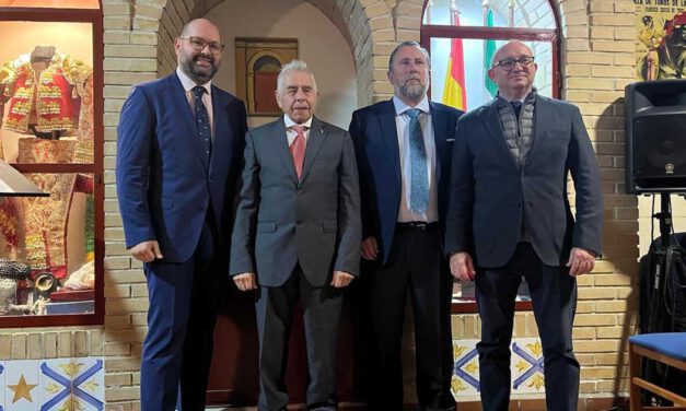El Club Taurino El Rabo distingue a Luis Domínguez Blanco con su Insignia de Oro