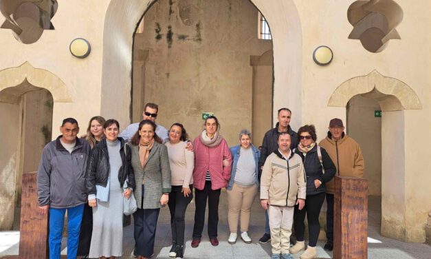 Estudiantes y usuarios de un centro ocupacional descubren la historia local en El Hospitalito
