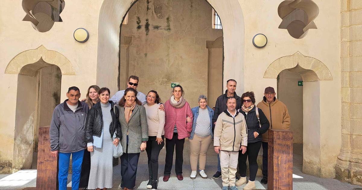 Estudiantes y usuarios de un centro ocupacional descubren la historia local en El Hospitalito