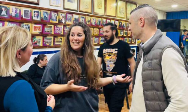 Ángel González acompaña a ‘Los del Huerto’ en el último ensayo antes de la final en el Falla