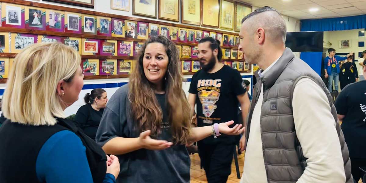 Ángel González acompaña a ‘Los del Huerto’ en el último ensayo antes de la final en el Falla