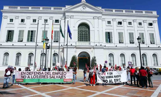 Concentración contra el ERE que pretende H&M y que afectaría a 26 trabajadoras en El Puerto