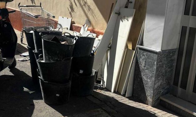 Denunciado un vecino por ejecutar una obra sin licencia y ocupar la vía pública en El Puerto