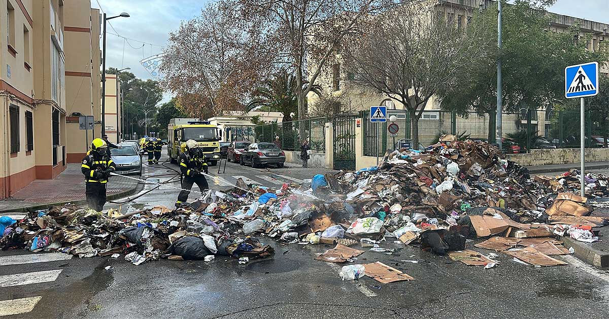 Un incendio en un camión de recogida de cartón obliga a cortar una vía en El Puerto
