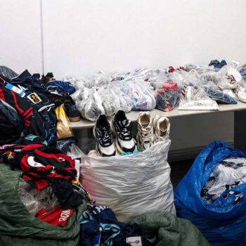 Cerca de 300 prendas falsificadas requisadas en el mercadillo de los martes de El Puerto