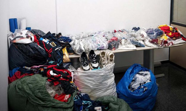 Cerca de 300 prendas falsificadas requisadas en el mercadillo de los martes de El Puerto