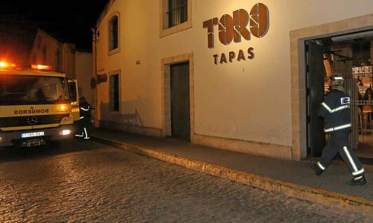 Bomberos intervienen en un pequeño incendio en la cocina de Toro Tapas