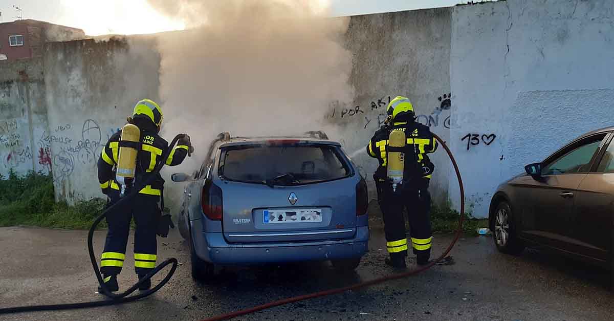 Los bomberos extinguen un incendio en un vehículo en El Puerto