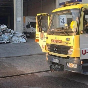 Arde de madrugada una nave industrial en El Puerto