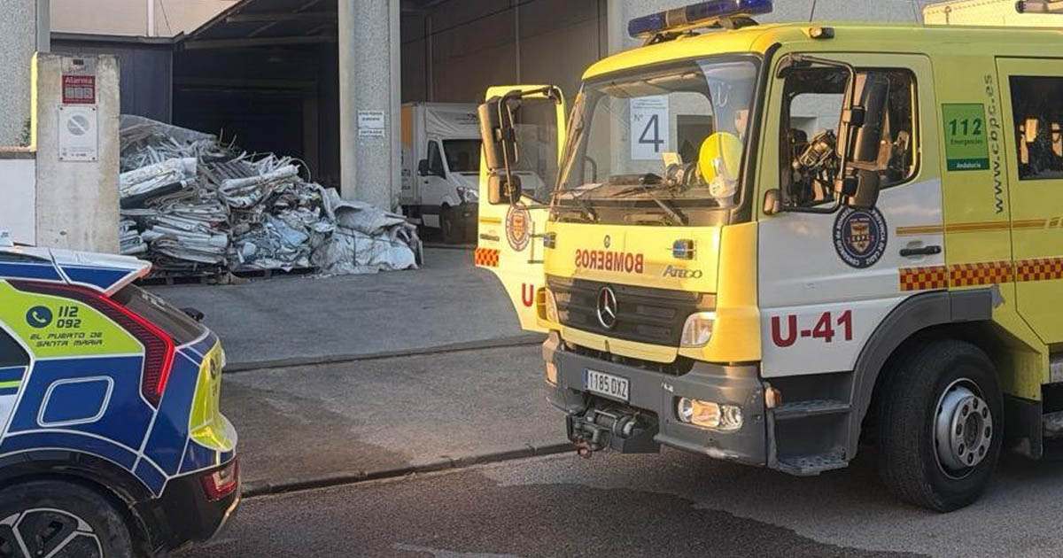Arde de madrugada una nave industrial en El Puerto
