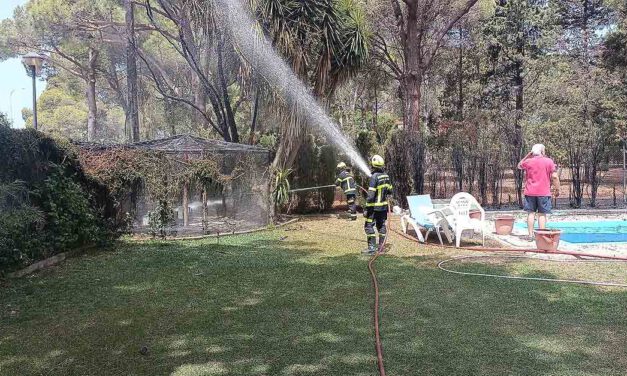 Bomberos extinguen un incendio frente al centro comercial de Vistahermosa