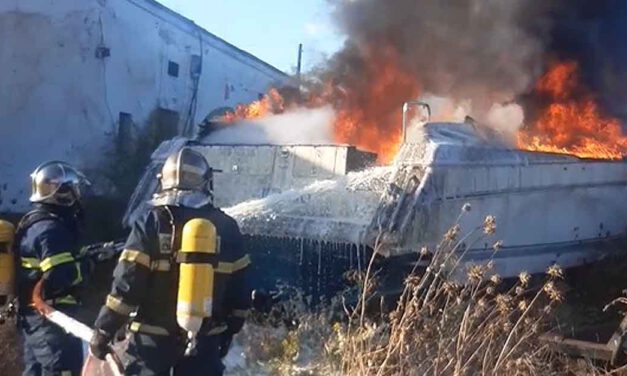 Bomberos extinguen un incendio en una embarcación abandonada en El Puerto