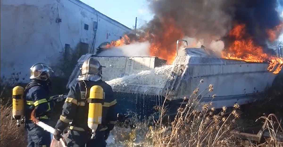 Bomberos extinguen un incendio en una embarcación abandonada en El Puerto