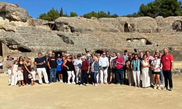 Más de 50 vecinos participan en una excursión cultural a Itálica y Sevilla