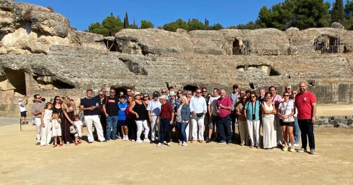 Más de 50 vecinos participan en una excursión cultural a Itálica y Sevilla