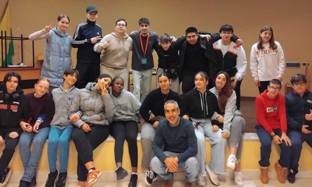 Una jornada lúdica y tecnológica refuerza la convivencia entre jóvenes del programa socioeducativo municipal