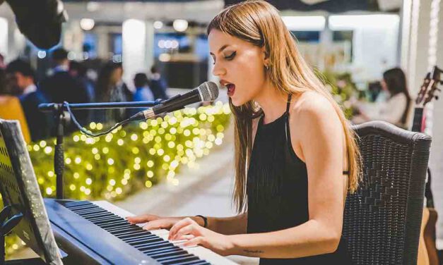 La cantautora portuense Julia González publica su segundo single, 'Mesa para dos'