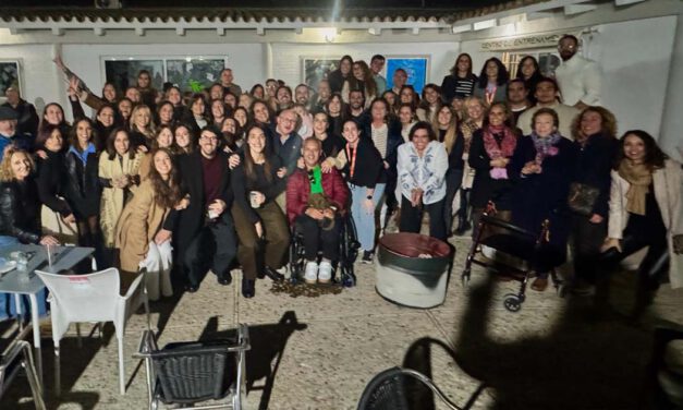 Las primeras zambombas del año llenan la ciudad de ambiente prenavideño y convivencia