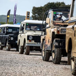 Más de 30 Land Rover históricos se exhiben este sábado en la Plaza de Toros de El Puerto
