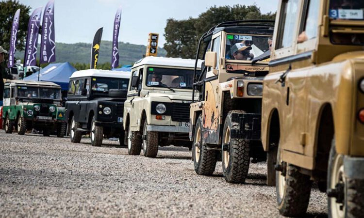 Más de 30 Land Rover históricos se exhiben este sábado en la Plaza de Toros de El Puerto