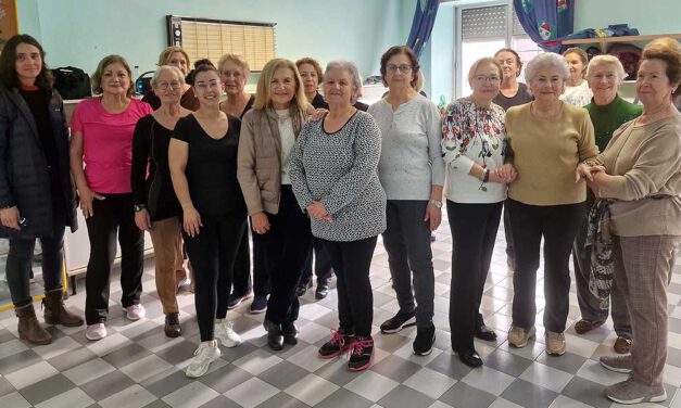 Los mayores participan en una sesión de FitGipsy Dance, actividad incluida en el Programa de Envejecimiento Activo