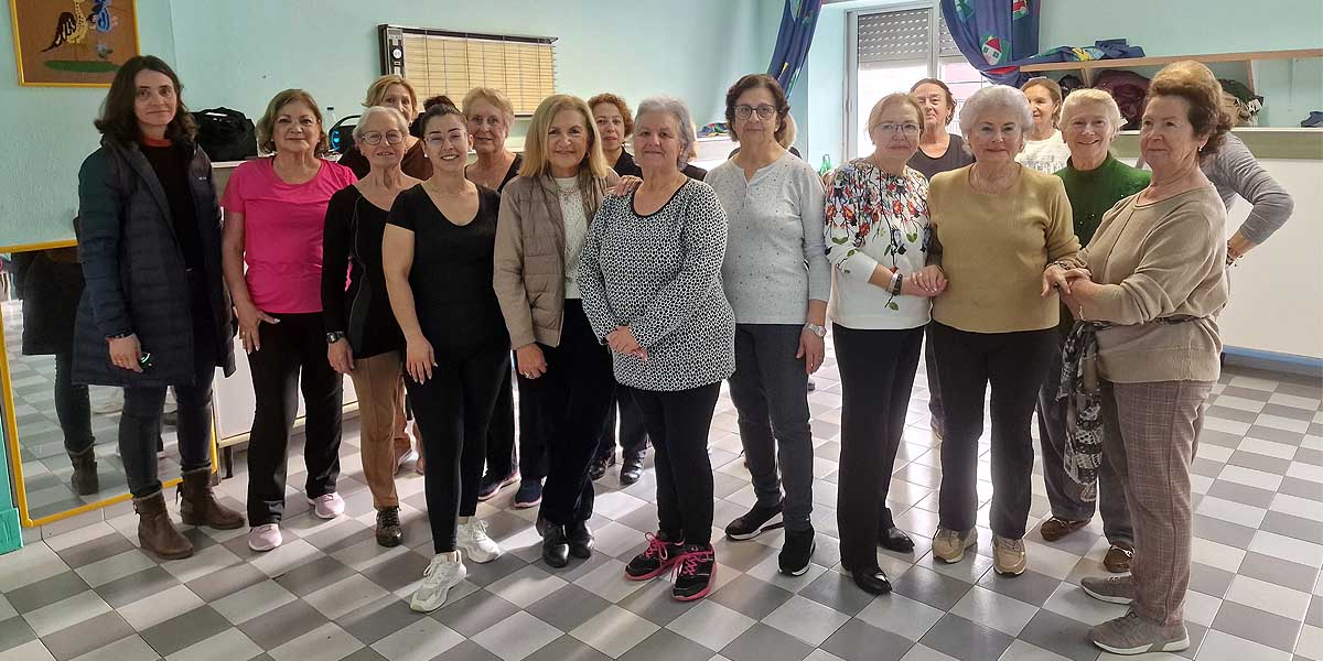 Los mayores participan en una sesión de FitGipsy Dance, actividad incluida en el Programa de Envejecimiento Activo