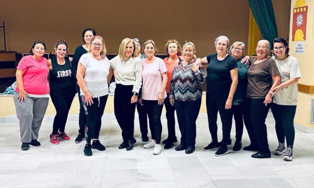 Carmen Lara visita los talleres del programa "Envejecimiento activo" que este año presentan importantes novedades