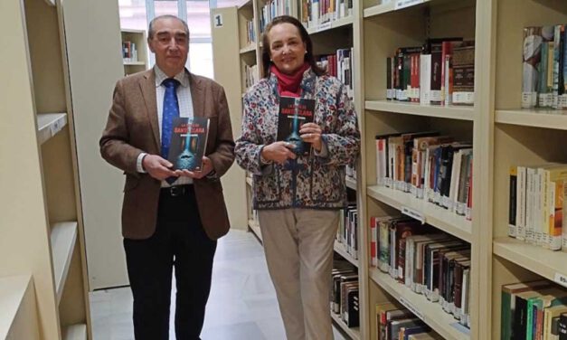 García de Romeu dona dos ejemplares de ‘La reina de Santa Clara’ a la Biblioteca Pública Municipal de El Puerto