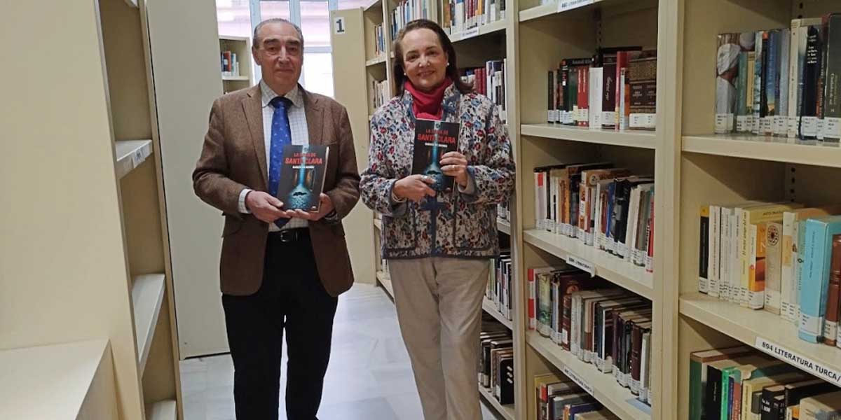 García de Romeu dona dos ejemplares de ‘La reina de Santa Clara’ a la Biblioteca Pública Municipal de El Puerto