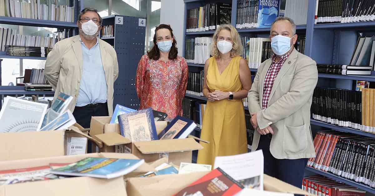 La Universidad de Cádiz dona más de 900 libros a las bibliotecas municipales de El Puerto