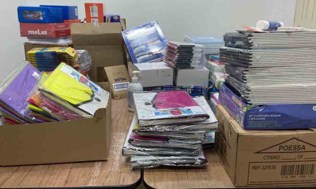 El colectivo “L@s Invisibles” entrega 50 nuevos lotes de material escolar de Secundaria
