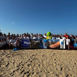 Voluntarios participan en una jornada de limpieza en la Playa de La Puntilla promovida por El Paseo