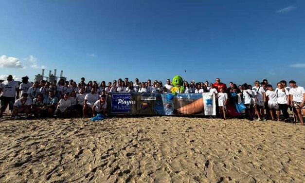 Voluntarios participan en una jornada de limpieza en la Playa de La Puntilla promovida por El Paseo