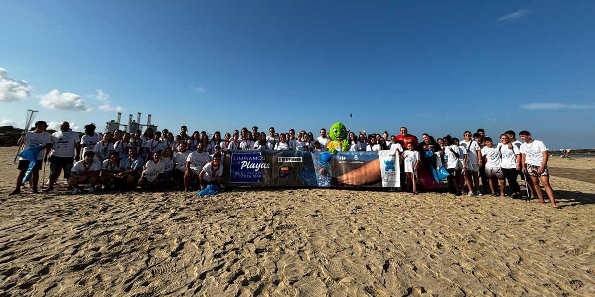 Voluntarios participan en una jornada de limpieza en la Playa de La Puntilla promovida por El Paseo