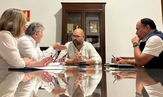 Los vecinos de El Manantial trasladan sus demandas en una reunión con el Ayuntamiento