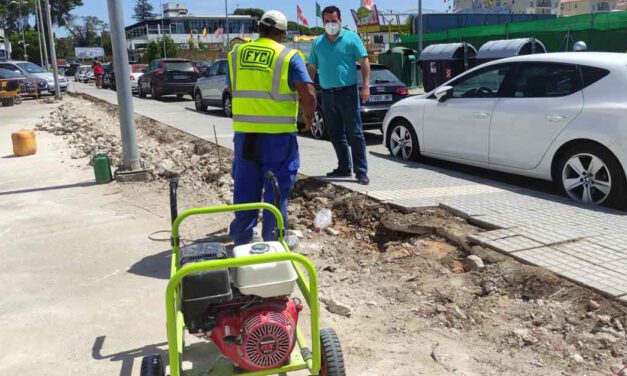 Mantenimiento Urbano derriba un murete con riesgo de caída en la urbanización La Manuela