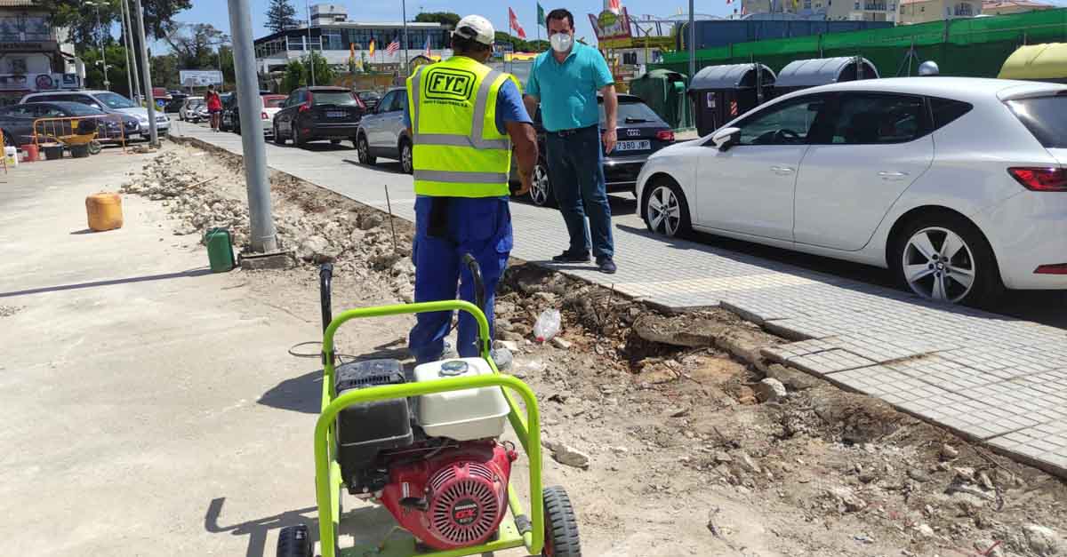 Mantenimiento Urbano derriba un murete con riesgo de caída en la urbanización La Manuela