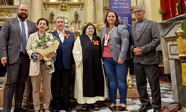 La Hermandad del Carmen reconoce a las monjas del Convento del Espíritu Santo y a Francisco Rueda