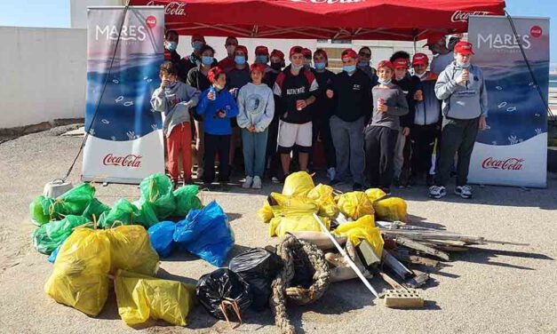 36 voluntarios limpian en la playa de Valdelagrana