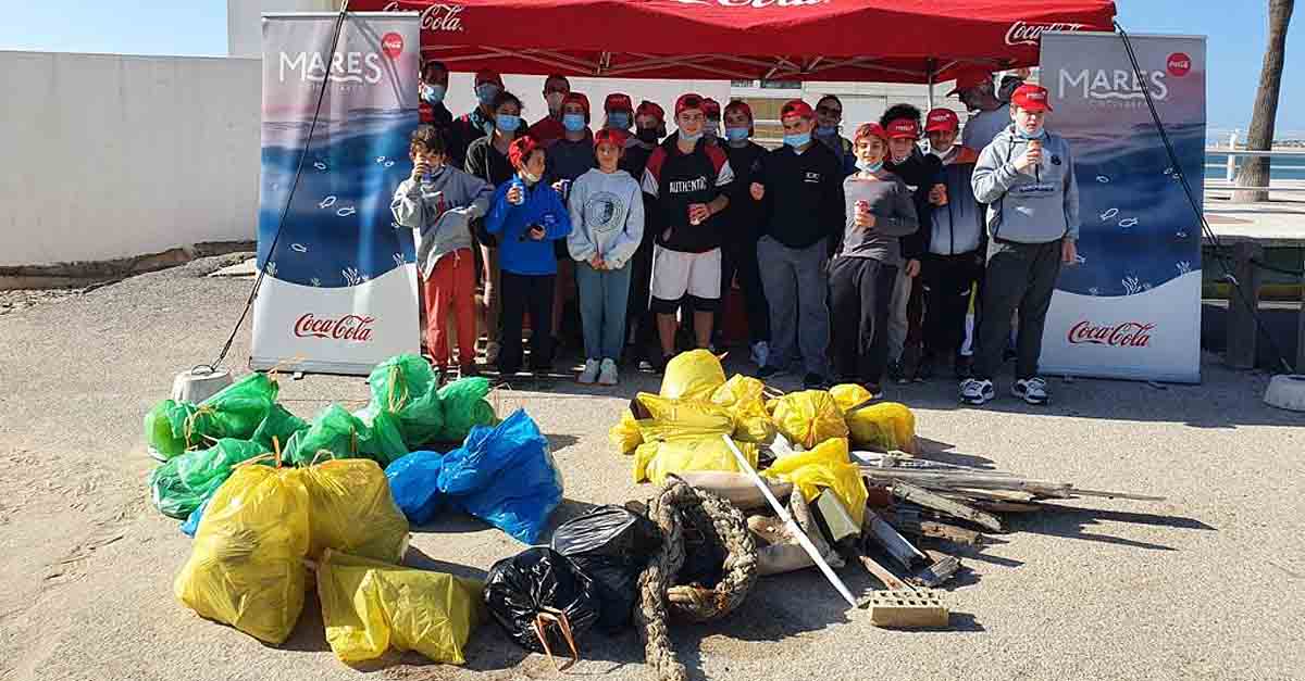 36 voluntarios limpian en la playa de Valdelagrana