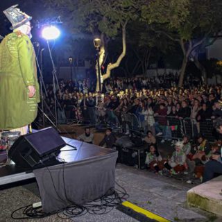La Plaza del Castillo se abarrota en la primera gran noche del Carnaval con la comparsa de Martínez Ares