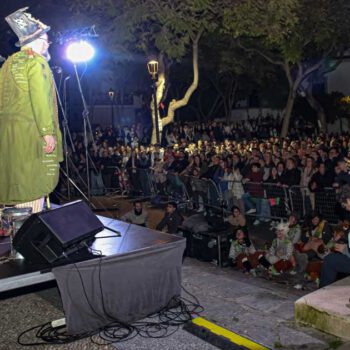 La Plaza del Castillo se abarrota en la primera gran noche del Carnaval con la comparsa de Martínez Ares