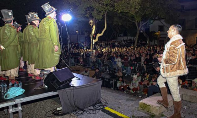 La Plaza del Castillo se abarrota en la primera gran noche del Carnaval con la comparsa de Martínez Ares
